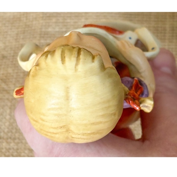 Vintage Mothers Helper Figurine Girl In Braids Holding Apron Porcelain Cottage - Picture 6 of 8